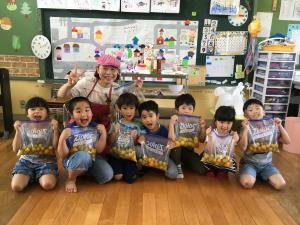 漬け込んだ梅をもって記念撮影